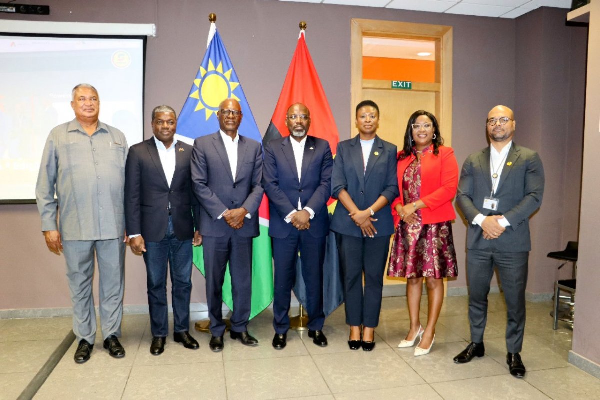 MINISTRO NAMIBIANO VISITA BASE DA SONILS